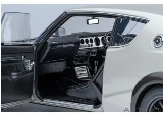 NISSAN SKYLINE 2000 GT-R (KPGC110) TUNED VERSION „CARBON BLACK BONNET“ silber AUTOart 1:18 Composite